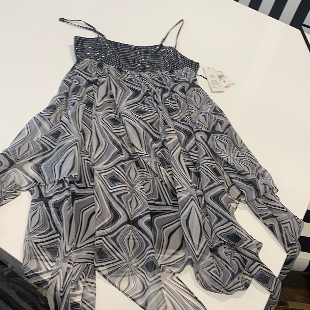 Brand new ADRIANNA PAPELL cocktail dress with sequence detail size 6